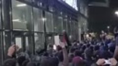 Толпа протестующих в аэропорту Махачкалы