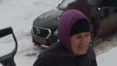 93-летняя жительница Задонска расчищает снег