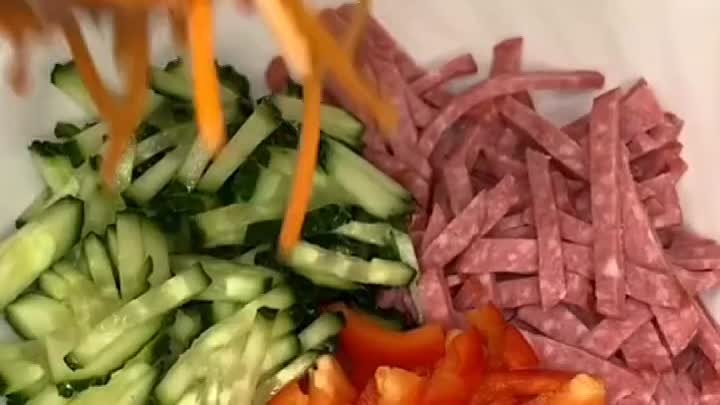 Салат с копчёной колбасой