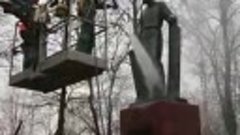 памятник Андрею Рублеву в сквере перед музеем помыли после з...