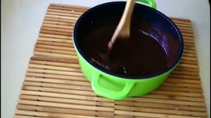 Рецепт - Шоколадный пирог с творожными шариками [720p]