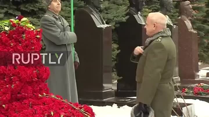 Квачков молится на могиле Сталина, 5 марта 2019 года в 66 ти летие с ...