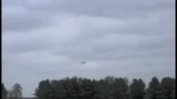 Британец запечатлел белые НЛО, кружащие вокруг военного вертолета.