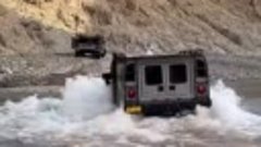 Hummer H1 almost flipped 😨.mp4