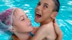 Детки в бассейне