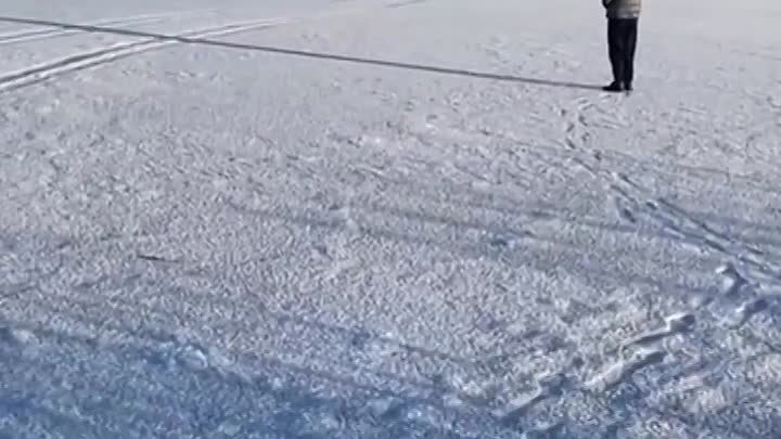 В Псковской области машина после дрифта ушла под лед  .mp4