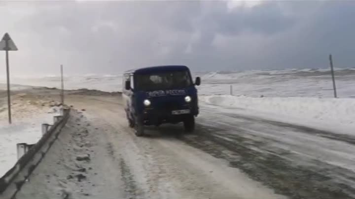 Водители Почты России из Камчатского края доставляют почту в шторм