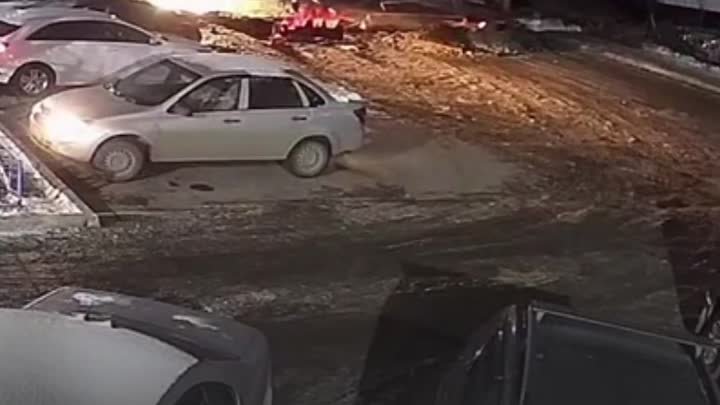 Как автомобиль провалился в траншею, попало на видео