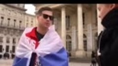 Еропейцы поддержали парня с флагом России .mp4
