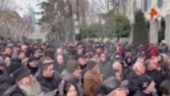 Участники акции в Тбилиси требуют, чтобы за осквернение свят...
