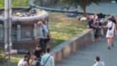 В Киеве чувак решил поссать в парке, а до него доебался стар...