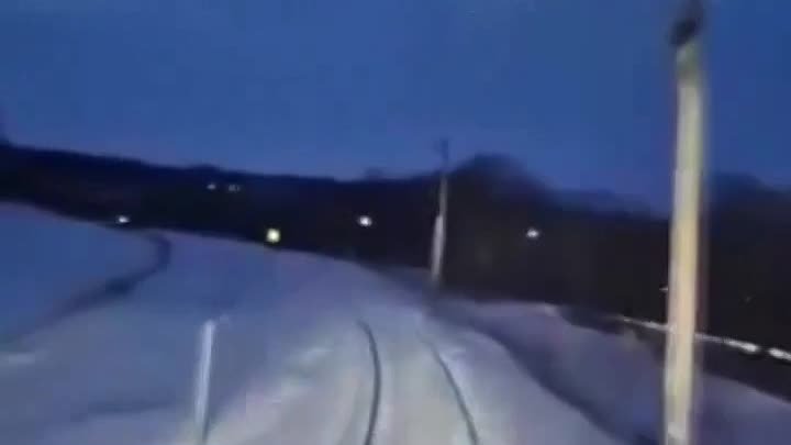 Вид из кабины машиниста поезда после сильного снегопада