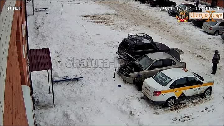 Упавший с крыши дома снег повредил автомобиль