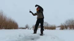 Сумасшедшая метель, дороги занесены, что делать? Правильно - ехать на рыбалку :)  Это одна из моих лучших зимних рыбалок, и по атмосфере и по результату на безмотылку, реально мешок мог бы набить! :) 
