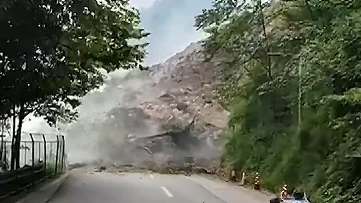 Truck_reverses_to_escape_mountainside_landslide_collapse_in_southern ...