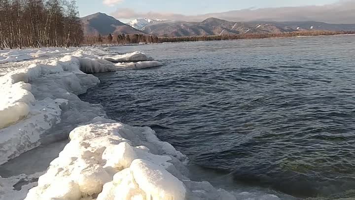 Тихо  плещется   вода .