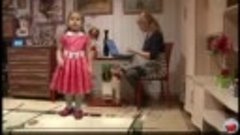 Маленькая девочка поёт про бабушку