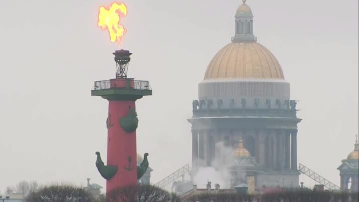 🔥 На Ростральных колоннах зажгли огонь в честь юбилея полного освоб ...