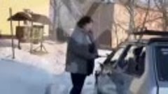 В Новоселово женщина крушит машину любовника