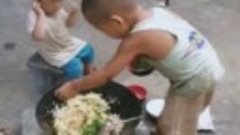 Мальчик готовит еду для младшей сестрички