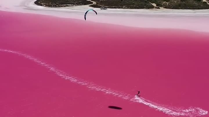 Это не монтаж! 🌸 Невероятно чудесное розовое озеро в Австралии.