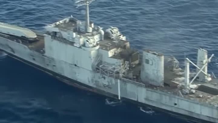 Как тонит десантный корабль США