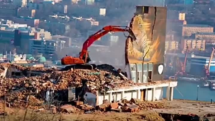 Во Владивостоке разрушили стену со знаменитым изображением дальневос ...