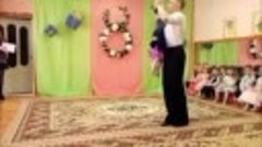 Папа ради дочки выучил танец, чтобы с ней станцевать вальс в...