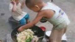 Четырехлетний мальчик готовит обед для сестренки