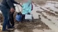 Двоих школьников засосала грязевая жижа под Волгоградом..