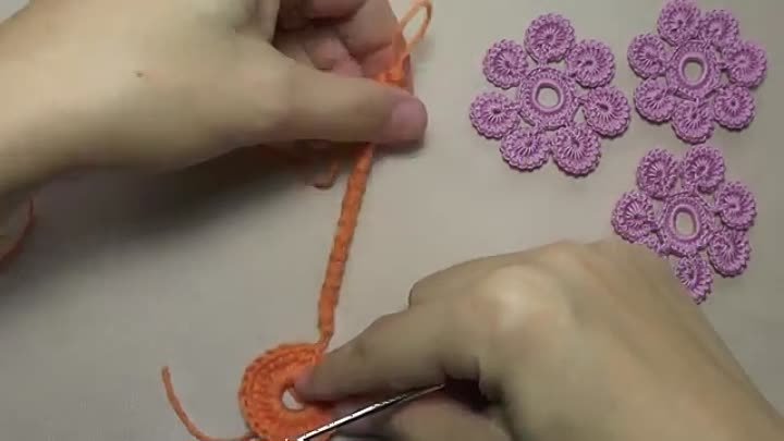Как связать цветок крючком с лепестками из гусенички. Irish lace