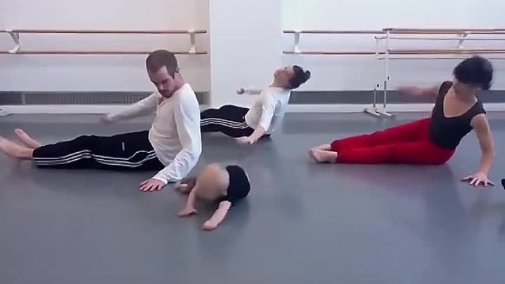 Взрослые скопировали движения малыша!😍Получился настоящий балет!