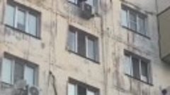 3-летняя девочка вылезла на карниз 9 этажа в Дагестане