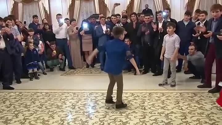 Кавказские детки с детства умеют танцевать лизгинку не хуже взрослых!