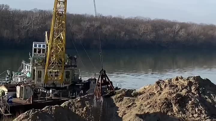 В Григориополе чистят дно Днестра у гребной базы. Здесь должны постр ...