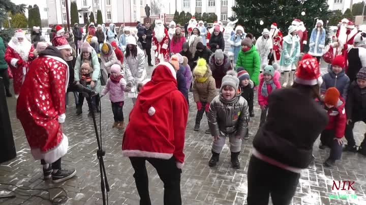 Брагин !!! .Парад Дедов Морозов и Снегурочек..