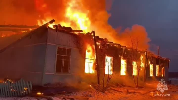 Огнеборцы МЧС потушили пожар в Доме культуры деревни Соколовка