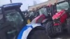 Фермеры Латвии на тракторах начали протест в 16 городах в то...