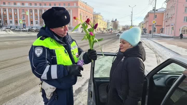 Краснотурьинские гаишники мило поздравили дам