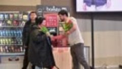 В аэропорту Перми полиция дарит девушкам цветочки