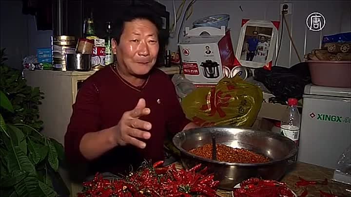 Мистер Жгучий перец из Китая поглощает килограммы чили