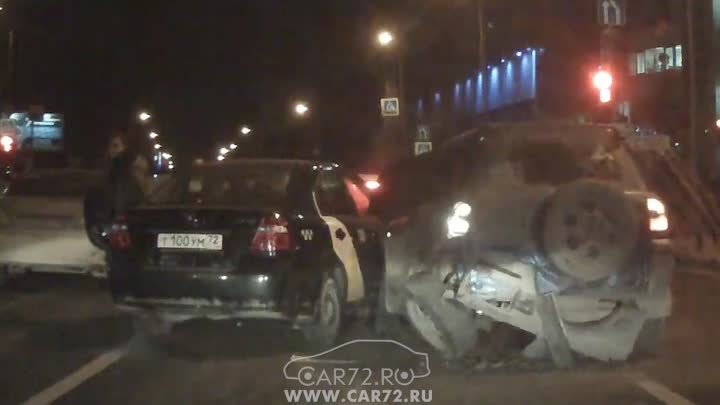 Видео ДТП в Тюмени: Яндекс.Такси - влетает в стоячие машины