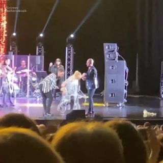 Кристина Орбакайте рухнула на сцену во время концерта в Петербурге