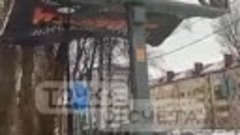 В Южно-Сахалинске сильный ветер сорвал рекламный баннер
