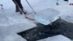 Заготовка питьевого льда в Якутии, когда зимой бывает и до -...