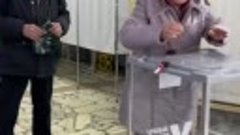 Волонтеры ориентируют жителей на избирательных участках