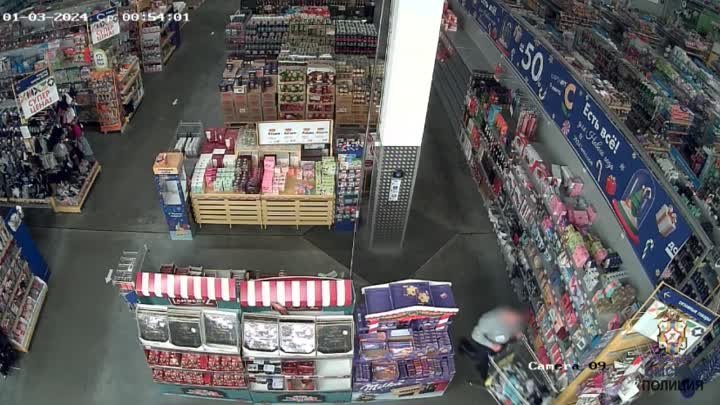 В Омске охранник популярного гипермаркета тележками воровал продукты