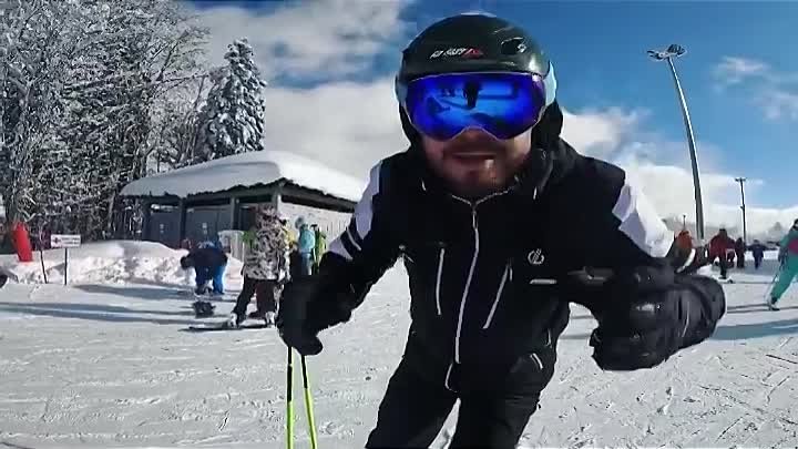 Ярослав Сумишевский катается на лыжах