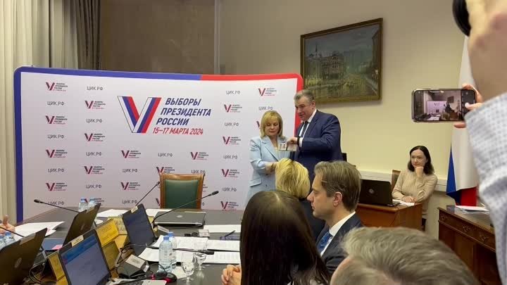 Лидер партии ЛДПР Леонид Слуцкий стал первым зарегистрированным канд ...