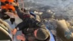 Двоих рыбаков на снегоходе спасли на реке Волхов